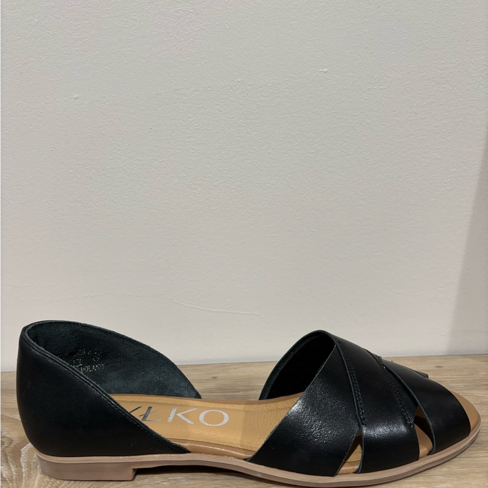 RYLKO Black Cutout Leather Flats